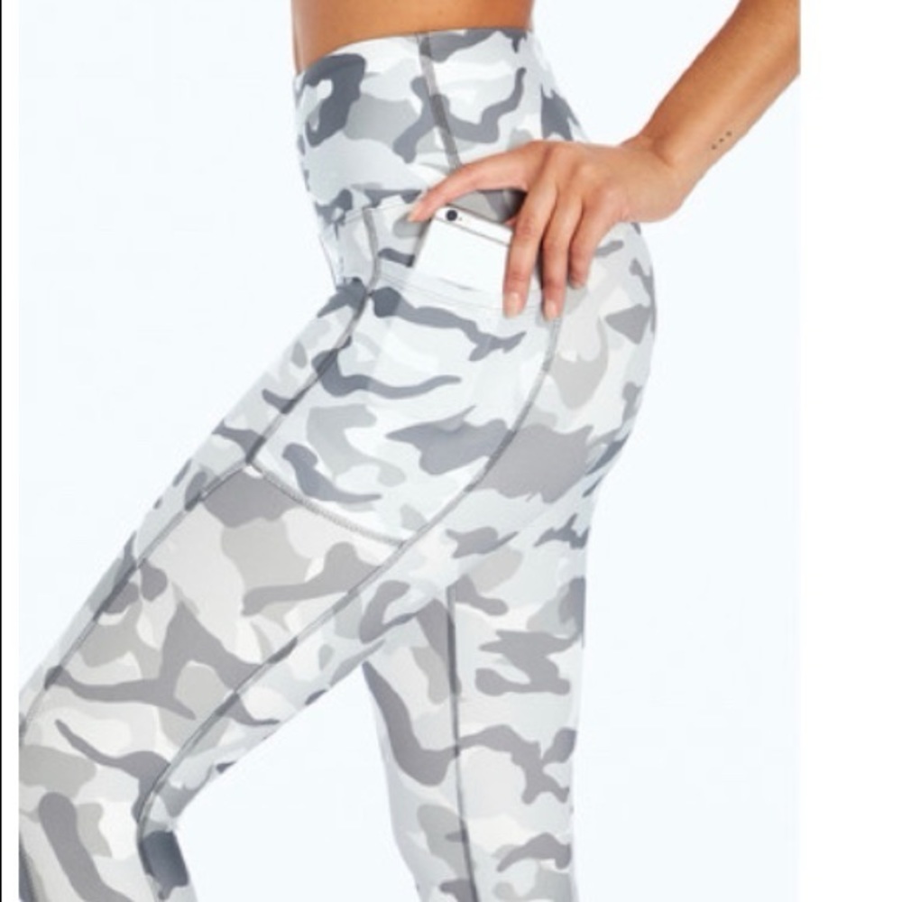 Bally Total Fitness Gray Camo/Camouflage High Rise Capri Legging. Size M.